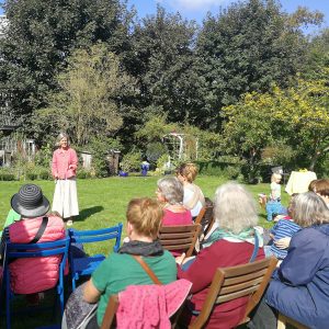Märchenerzählerin in der Natur