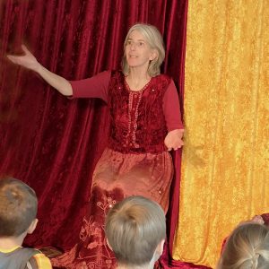Märchenerzählerin vor Kindern