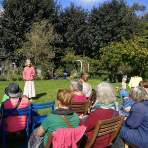 Märchen erzählen im Garten vor Publikum